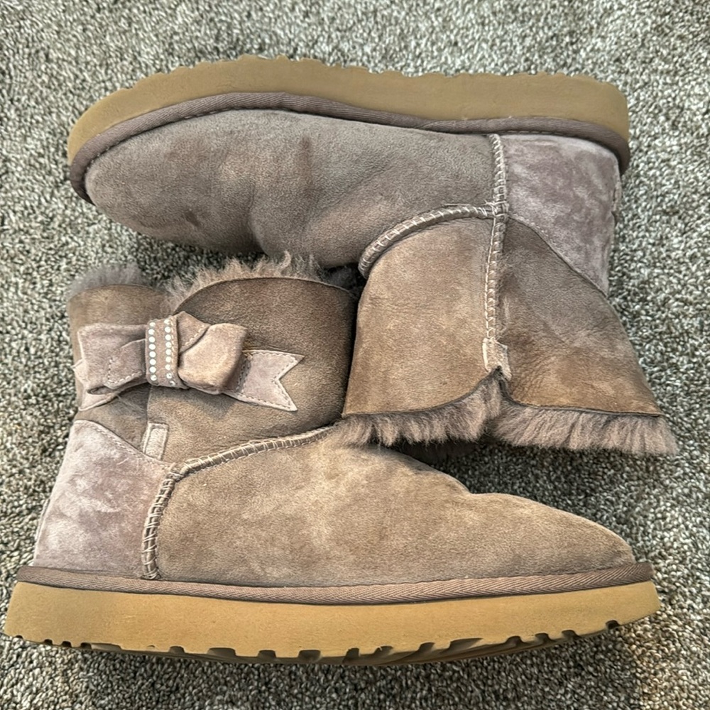 Authentic Classic short Uggs with bows